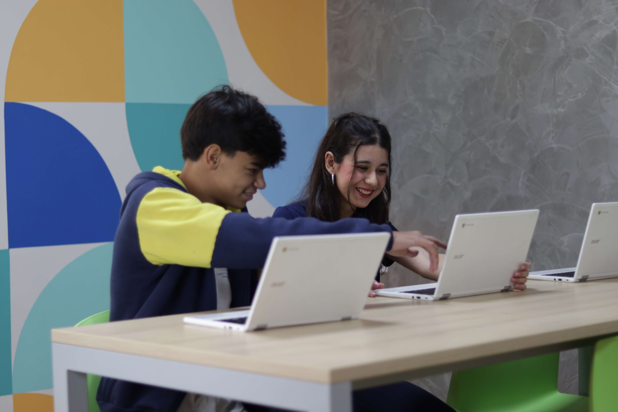 Equipe e estudantes do Ensino Médio do Compa