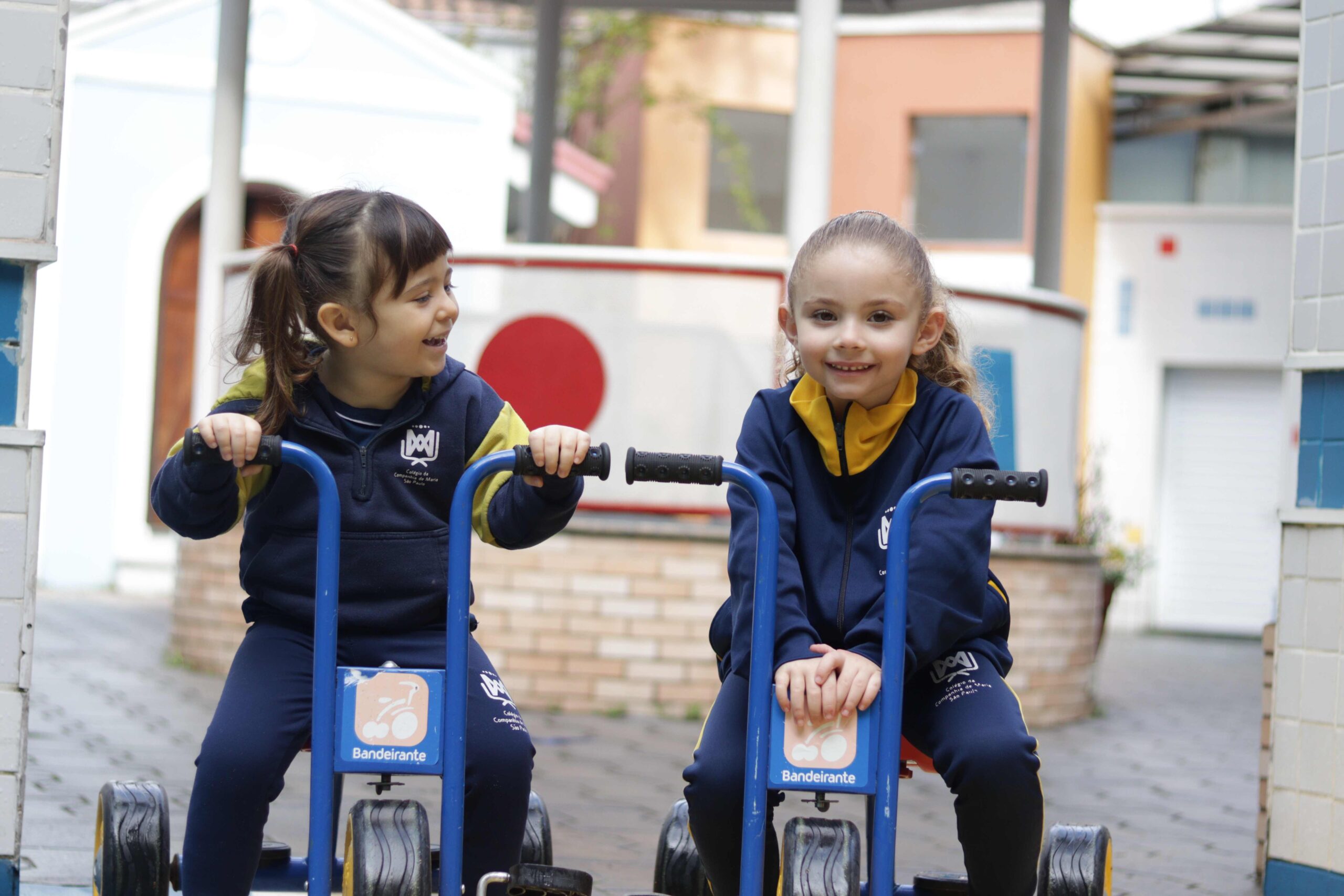 Crianças e professoras da Educação Infantil do Compa