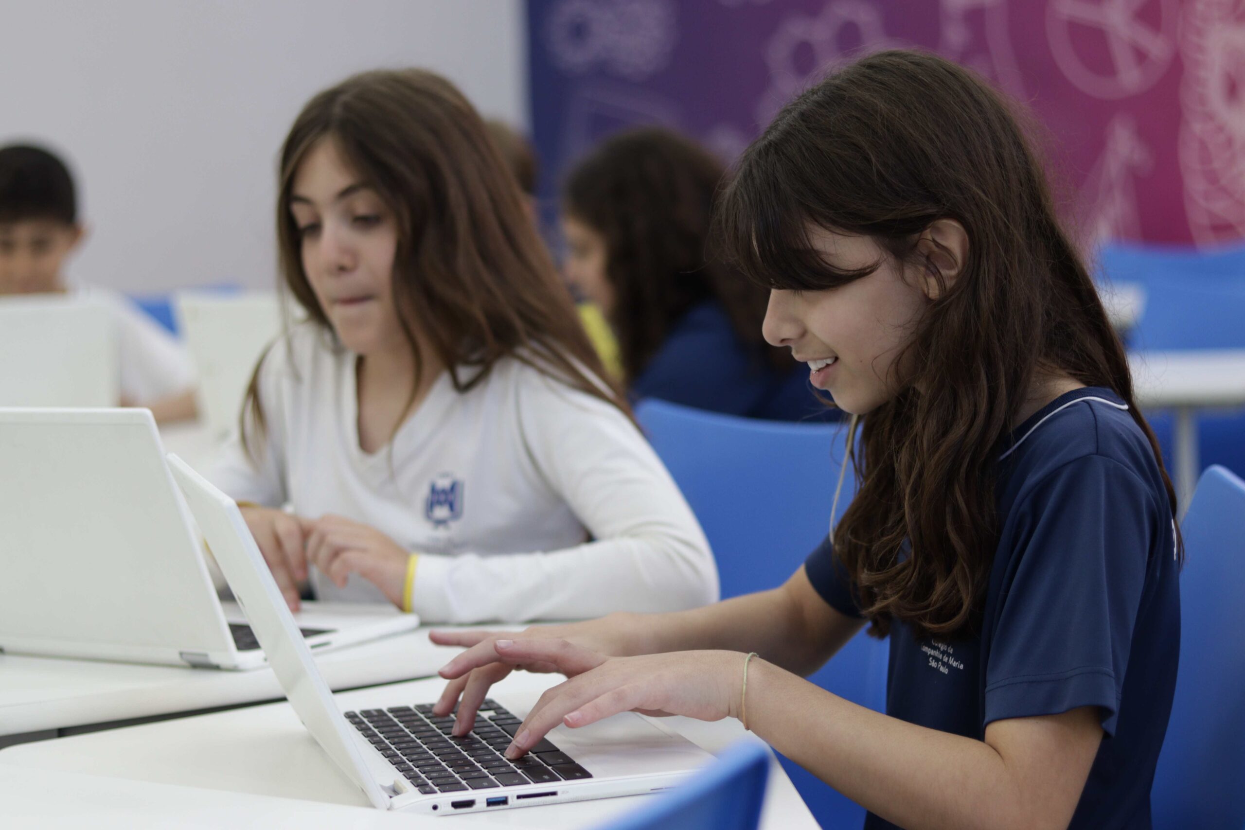 Crianças aprendendo de forma lúdica e colorida em sala de aula
