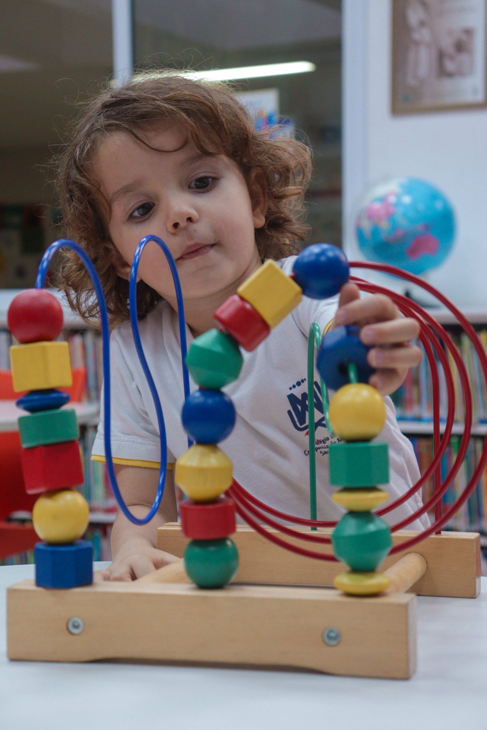 Crianças aprendendo de forma lúdica e colorida em sala de aula